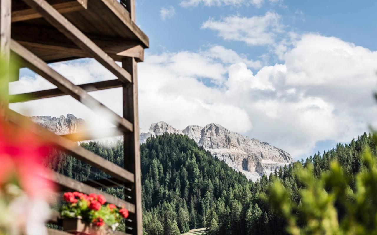 Cadepunt The Dolomites Lodge เซลวาดีวัลการ์เดนา ภายนอก รูปภาพ