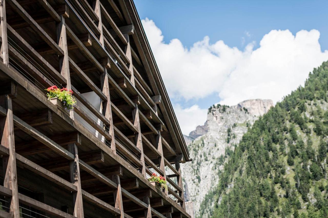 Cadepunt The Dolomites Lodge เซลวาดีวัลการ์เดนา ภายนอก รูปภาพ